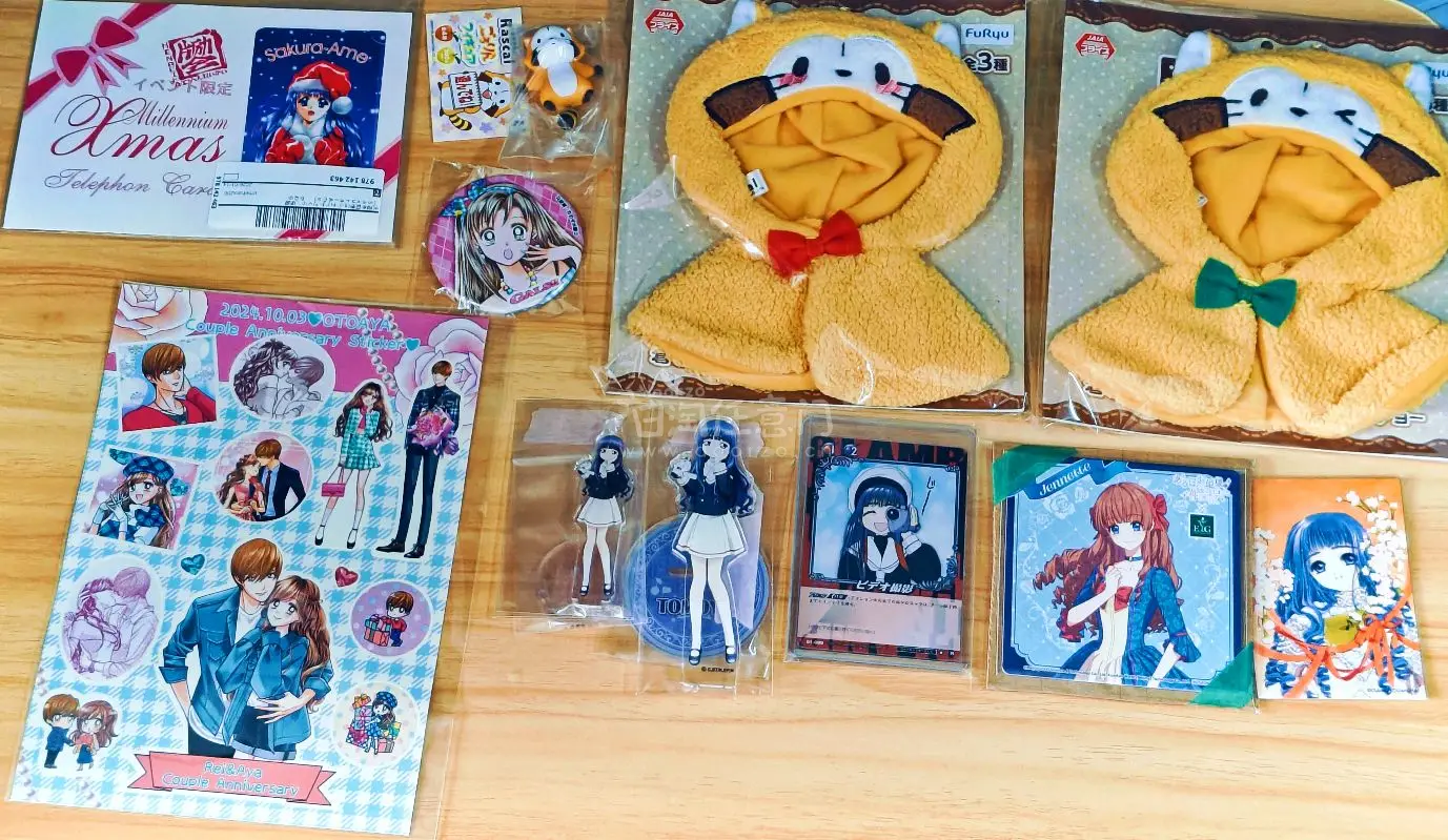 我天~挖煤姬终于蹲到了古早的周边，GALS!  辣妹当家的星野绫吧唧和乙绫贴纸，呜呜呜我嗑的古早cp，我终于买到了周边，好甜哇~
还有我特别喜欢的知世立牌，分别是日版和台版的立牌！好可爱的知世哇！！以及绝版 Rascal小浣熊造型披风娃衣，两套我都拿下来了！超级无敌...我天~挖煤姬终于蹲到了古早的周边，GALS!  辣妹当家的星野绫吧唧和乙绫贴纸，呜呜呜我嗑的古早cp，我终于买到了周边，好甜哇~
还有我特别喜欢的知世立牌，分别是日版和台版的立牌！好可爱的知世哇！！以及绝版 Rascal小浣熊造型披风娃衣