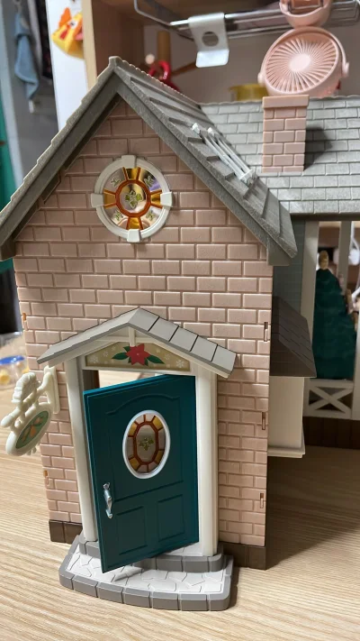 这次买的这款，其实就是早年的风信子小屋换了颜色和家具。但感觉还是蛮可爱的，我有了早期的蓝色、青色，再加上这个圣诞款，还是挺好玩的。