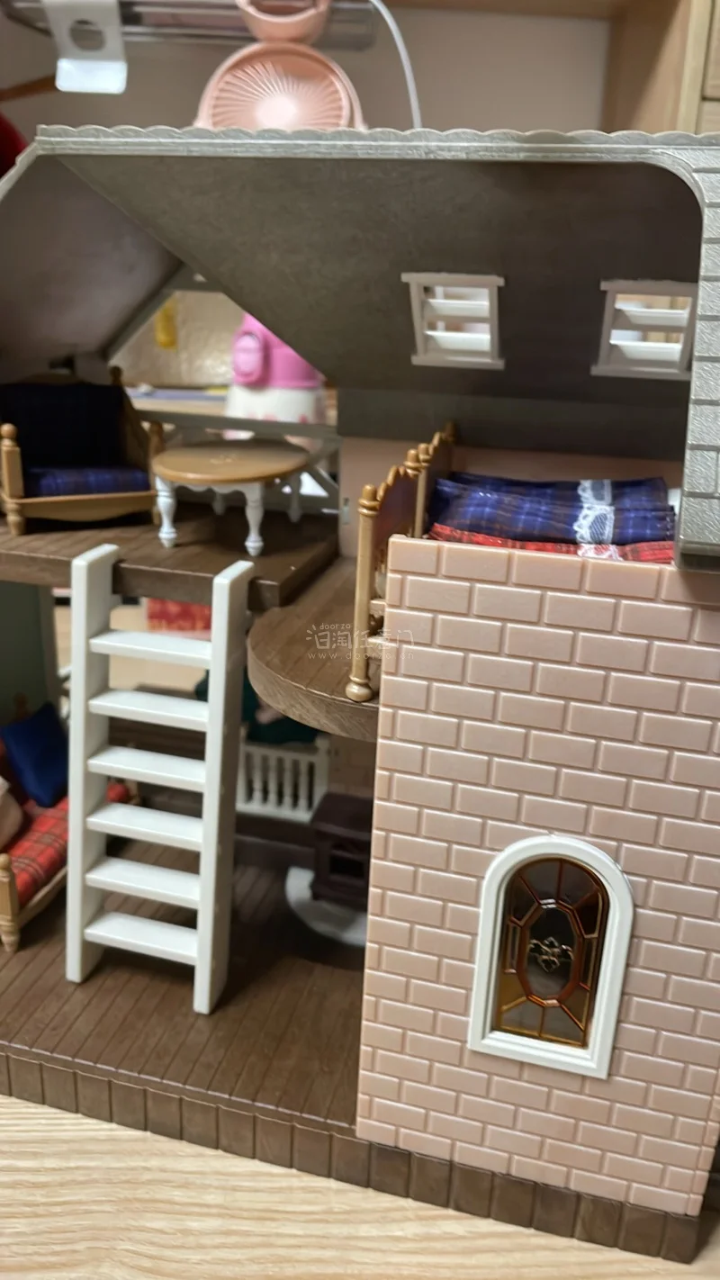 这次买的这款，其实就是早年的风信子小屋换了颜色和家具。但感觉还是蛮可爱的，我有了早期的蓝色、青色，再加上这个圣诞款，还是挺好玩的。