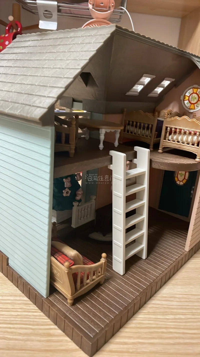 这次买的这款，其实就是早年的风信子小屋换了颜色和家具。但感觉还是蛮可爱的，我有了早期的蓝色、青色，再加上这个圣诞款，还是挺好玩的。