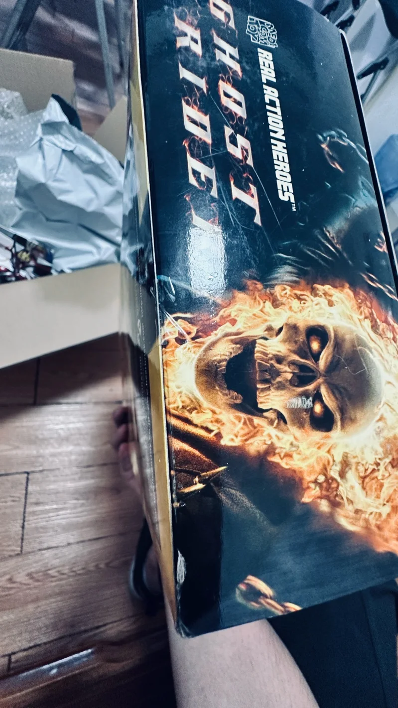 
日淘收货双份快乐！恶灵骑士RAH老款依旧能打，包装质感厚重，人偶细节精致；假面骑士套装配件齐全，还原度超高。日淘包装严实无破损，物流时效快，玩具品相完美，收藏党闭眼冲，绝对物超所值！

