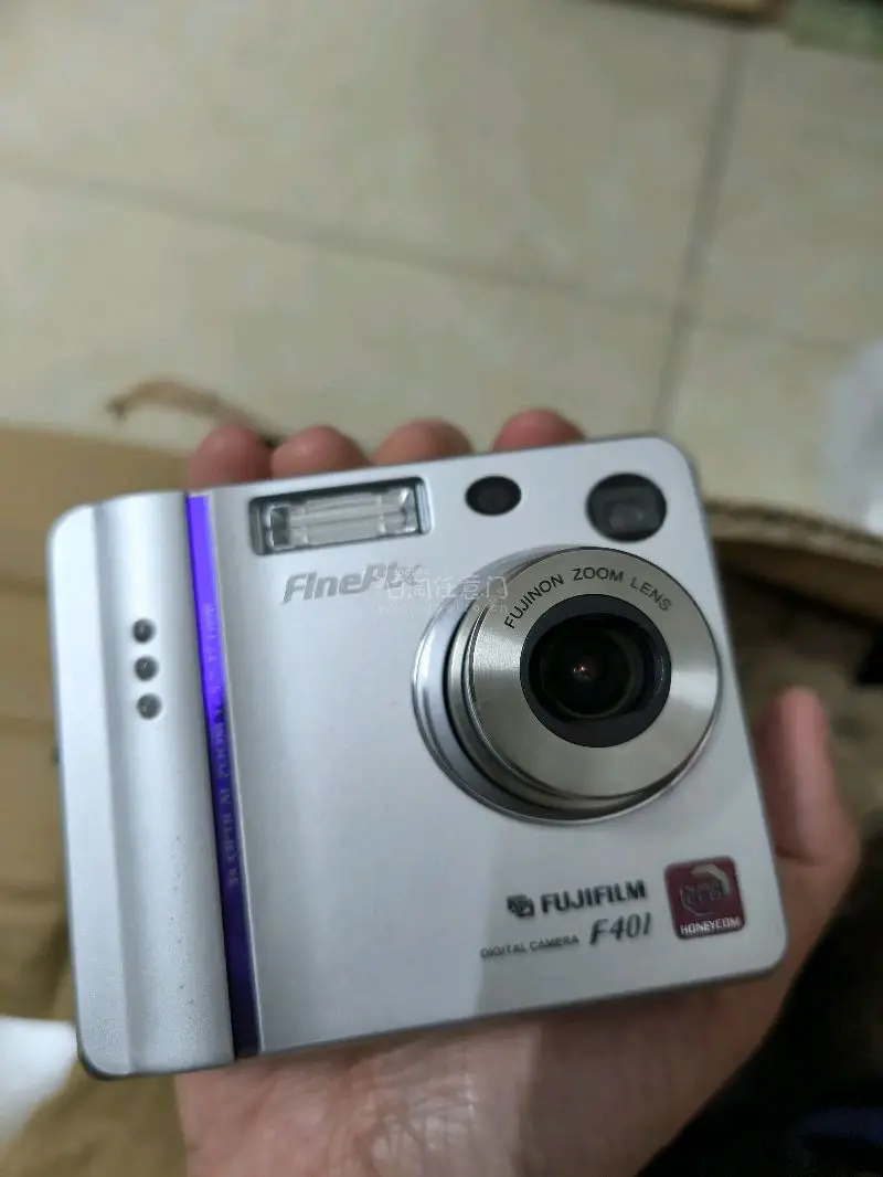 挖煤姬3月开箱！买到了两台ccd,富士F401和松下FX8。富士F401这个ccd成色特别新，还附带内存卡。滑动开机的设计很有设计感！松下FX8,功能也正常，可以正常开机和拍照。选了ems物流，不到一周就收到了，速度很快
