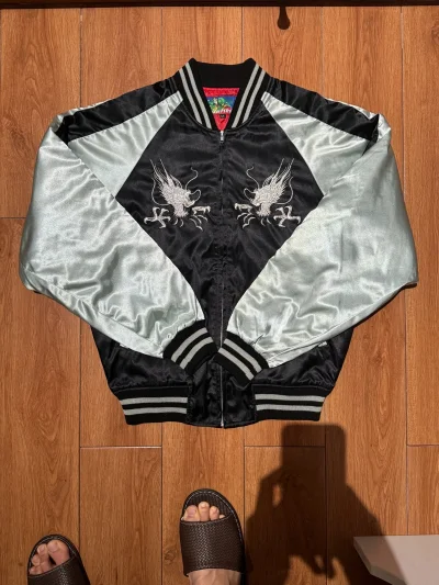 购物分享：复古魂与美式魂的碰撞✨

最近入手了两件心头好，一件是鹰龙刺绣横须贺夹克，另一件是Prps做旧微喇牛仔裤，上身效果和质感都超出预期，必须来分享一下！

先说这件横须贺夹克。拿到手的瞬间就被它的光泽感惊艳到，缎面材质在光线下泛着细腻的银灰光泽，黑银配色经典又...购物分享：复古魂与美式魂的碰撞✨

最近入手了两件心头好，一件是鹰龙刺绣横须贺夹克，另一件是Prps做旧微喇牛仔裤，上身效果和质感都超出预期，必须来分享一下！

先说这件横须贺夹克。拿到手的瞬间就被它的光泽感惊艳到，缎面材质在光线下泛着细