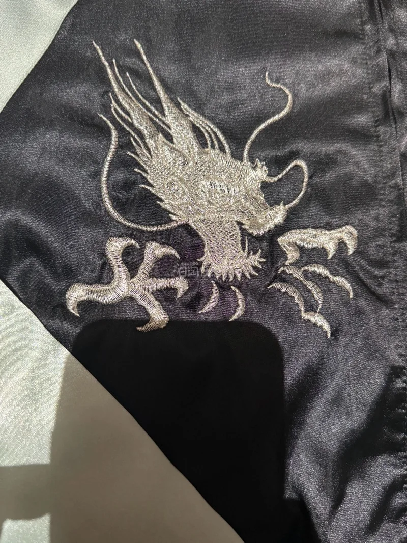 购物分享：复古魂与美式魂的碰撞✨

最近入手了两件心头好，一件是鹰龙刺绣横须贺夹克，另一件是Prps做旧微喇牛仔裤，上身效果和质感都超出预期，必须来分享一下！

先说这件横须贺夹克。拿到手的瞬间就被它的光泽感惊艳到，缎面材质在光线下泛着细腻的银灰光泽，黑银配色经典又...购物分享：复古魂与美式魂的碰撞✨

最近入手了两件心头好，一件是鹰龙刺绣横须贺夹克，另一件是Prps做旧微喇牛仔裤，上身效果和质感都超出预期，必须来分享一下！

先说这件横须贺夹克。拿到手的瞬间就被它的光泽感惊艳到，缎面材质在光线下泛着细