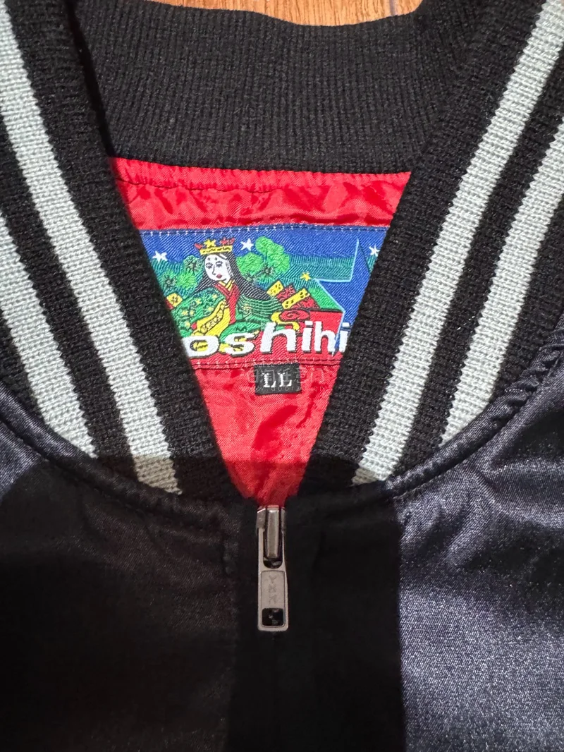 购物分享：复古魂与美式魂的碰撞✨

最近入手了两件心头好，一件是鹰龙刺绣横须贺夹克，另一件是Prps做旧微喇牛仔裤，上身效果和质感都超出预期，必须来分享一下！

先说这件横须贺夹克。拿到手的瞬间就被它的光泽感惊艳到，缎面材质在光线下泛着细腻的银灰光泽，黑银配色经典又...购物分享：复古魂与美式魂的碰撞✨

最近入手了两件心头好，一件是鹰龙刺绣横须贺夹克，另一件是Prps做旧微喇牛仔裤，上身效果和质感都超出预期，必须来分享一下！

先说这件横须贺夹克。拿到手的瞬间就被它的光泽感惊艳到，缎面材质在光线下泛着细