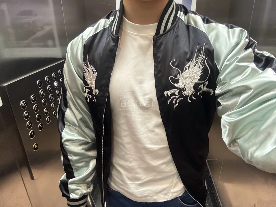 购物分享：复古魂与美式魂的碰撞✨

最近入手了两件心头好，一件是鹰龙刺绣横须贺夹克，另一件是Prps做旧微喇牛仔裤，上身效果和质感都超出预期，必须来分享一下！

先说这件横须贺夹克。拿到手的瞬间就被它的光泽感惊艳到，缎面材质在光线下泛着细腻的银灰光泽，黑银配色经典又...购物分享：复古魂与美式魂的碰撞✨

最近入手了两件心头好，一件是鹰龙刺绣横须贺夹克，另一件是Prps做旧微喇牛仔裤，上身效果和质感都超出预期，必须来分享一下！

先说这件横须贺夹克。拿到手的瞬间就被它的光泽感惊艳到，缎面材质在光线下泛着细