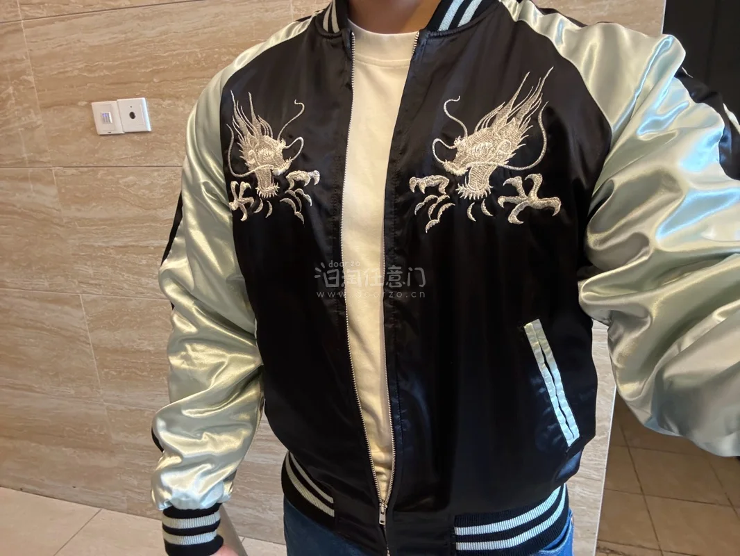 购物分享：复古魂与美式魂的碰撞✨

最近入手了两件心头好，一件是鹰龙刺绣横须贺夹克，另一件是Prps做旧微喇牛仔裤，上身效果和质感都超出预期，必须来分享一下！

先说这件横须贺夹克。拿到手的瞬间就被它的光泽感惊艳到，缎面材质在光线下泛着细腻的银灰光泽，黑银配色经典又...购物分享：复古魂与美式魂的碰撞✨

最近入手了两件心头好，一件是鹰龙刺绣横须贺夹克，另一件是Prps做旧微喇牛仔裤，上身效果和质感都超出预期，必须来分享一下！

先说这件横须贺夹克。拿到手的瞬间就被它的光泽感惊艳到，缎面材质在光线下泛着细