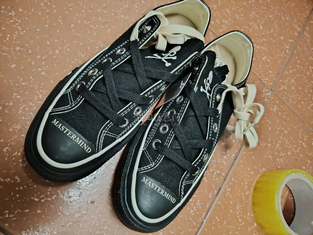 匡威和MMJ联名款 一共出了三款第一款开口笑那一定是我的最爱，但量少也贵，这才找到了它的平替版本，先凑合着穿吧