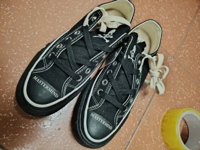 匡威和MMJ联名款 一共出了三款第一款开口笑那一定是我的最爱，但量少也贵，这才找到了它的平替版本，先凑合着穿吧