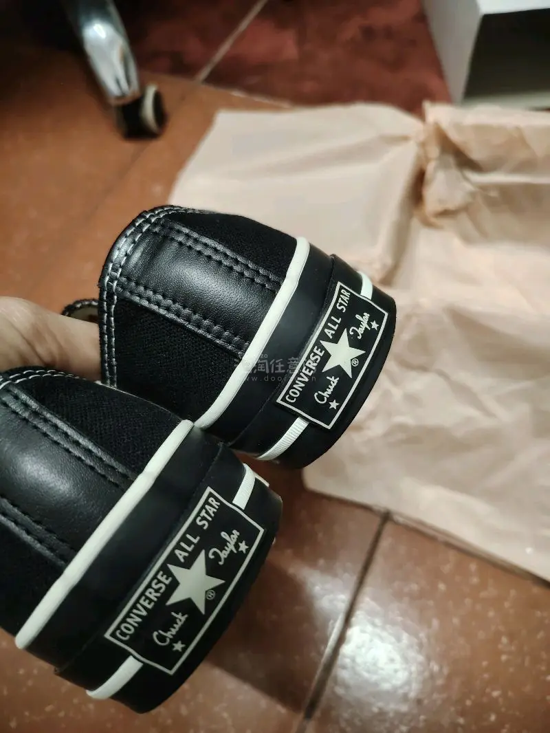 匡威和MMJ联名款 一共出了三款第一款开口笑那一定是我的最爱，但量少也贵，这才找到了它的平替版本，先凑合着穿吧