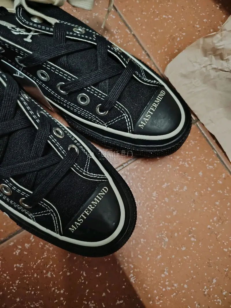 匡威和MMJ联名款 一共出了三款第一款开口笑那一定是我的最爱，但量少也贵，这才找到了它的平替版本，先凑合着穿吧