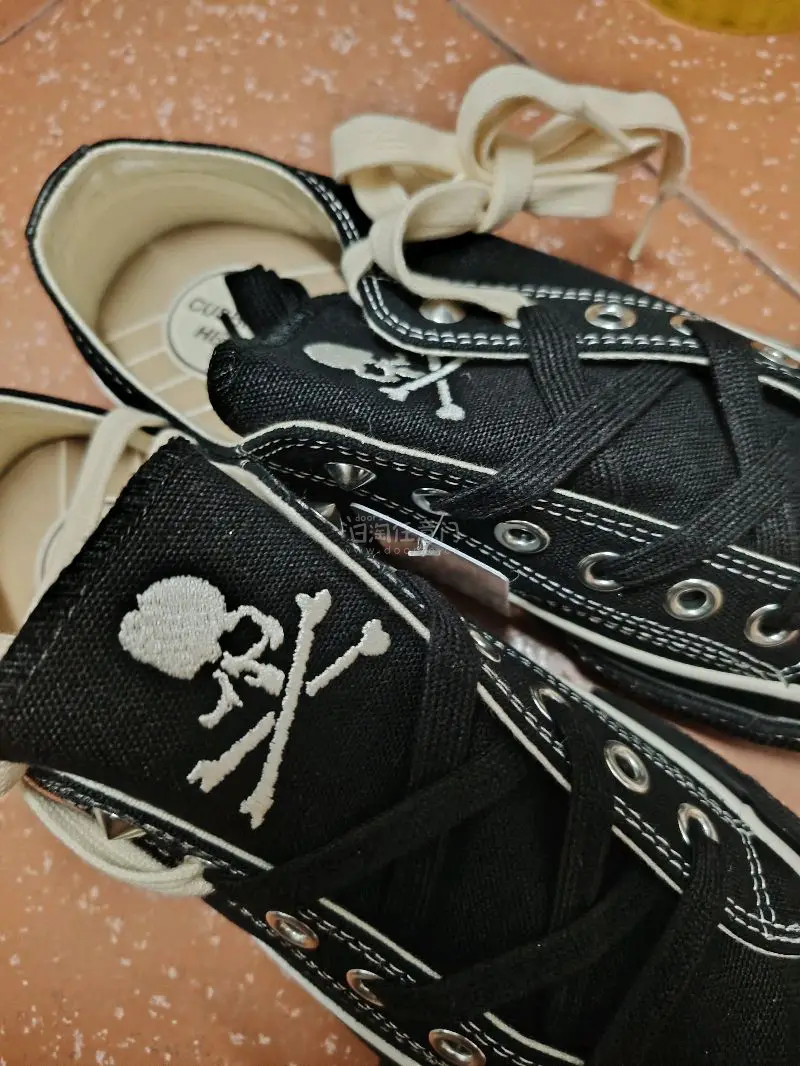 匡威和MMJ联名款 一共出了三款第一款开口笑那一定是我的最爱，但量少也贵，这才找到了它的平替版本，先凑合着穿吧