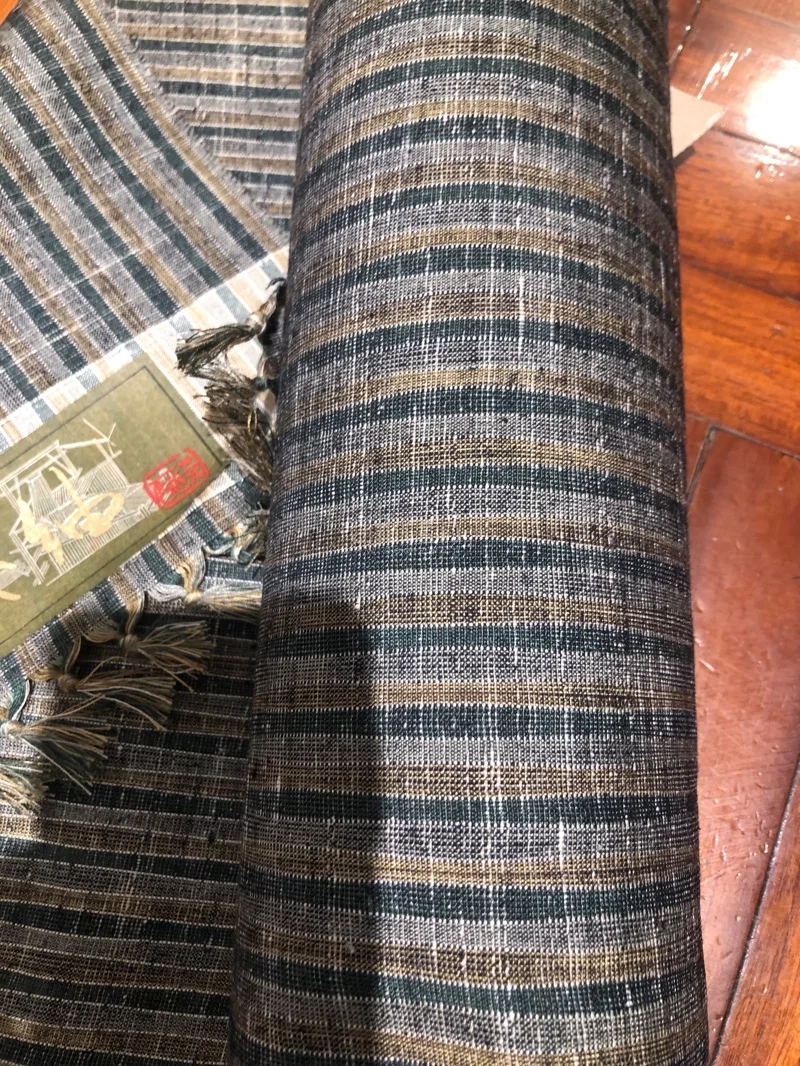 这卷手织布特别适合茶人，感谢店家分享，这卷布不管是茶席还是衣服都很有特点，安静的颜色，有些似老棉布手感，喜欢