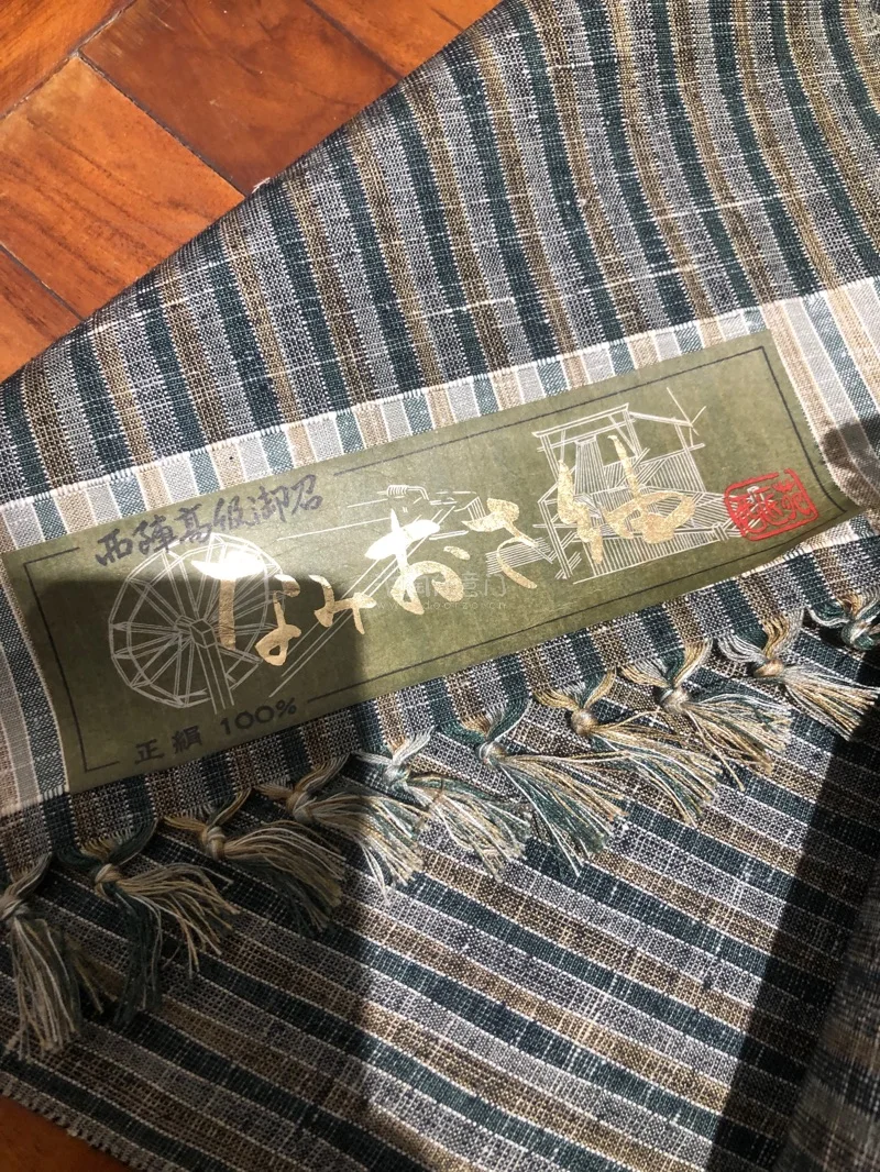这卷手织布特别适合茶人，感谢店家分享，这卷布不管是茶席还是衣服都很有特点，安静的颜色，有些似老棉布手感，喜欢