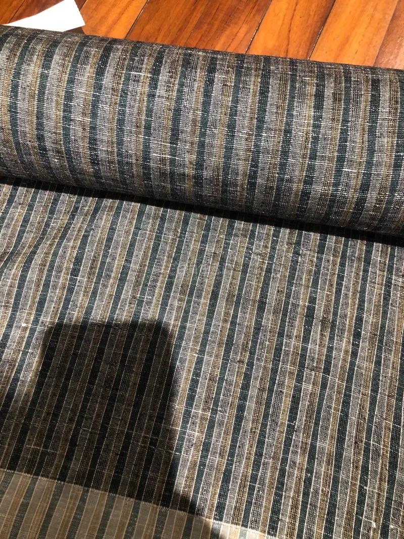 这卷手织布特别适合茶人，感谢店家分享，这卷布不管是茶席还是衣服都很有特点，安静的颜色，有些似老棉布手感，喜欢