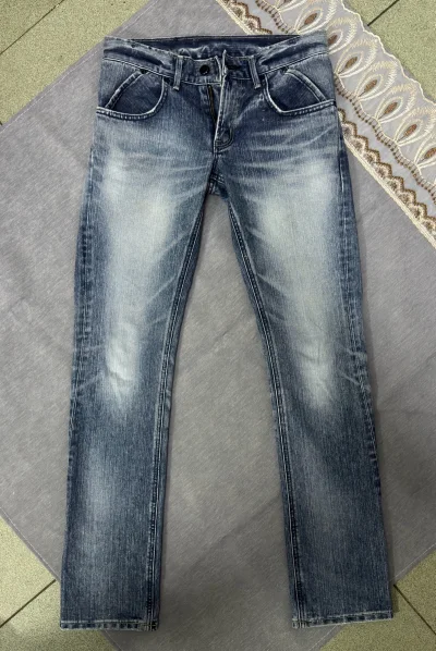 四条复古做旧牛仔裤测评：质感与风格的深度解析
第一条：深靛蓝做旧直筒裤
整体以深靛蓝为底色，做旧工艺集中在大腿内侧与裤身中线，呈现出自然的“猫须”纹理，边缘磨损感细腻不刻意。面料偏厚实，牛仔布纹理清晰，挺括度佳，上身能修饰腿型，适合打造阿美咔叽或复古工装风。唯一小遗...四条复古做旧牛仔裤测评：质感与风格的深度解析
第一条：深靛蓝做旧直筒裤
整体以深靛蓝为底色，做旧工艺集中在大腿内侧与裤身中线，呈现出自然的“猫须”纹理，边缘磨损感细腻不刻意。面料偏厚实，牛仔布纹理清晰，挺括度佳，上身能修饰腿型，适合打造阿