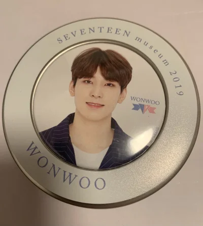 本次使用挖煤姬购买了seventeen成员文俊辉和全圆佑的吧唧，挖煤姬很负责地及时切下订单并且完好无损地运回，拿到手的时候包裹严实状态良好。