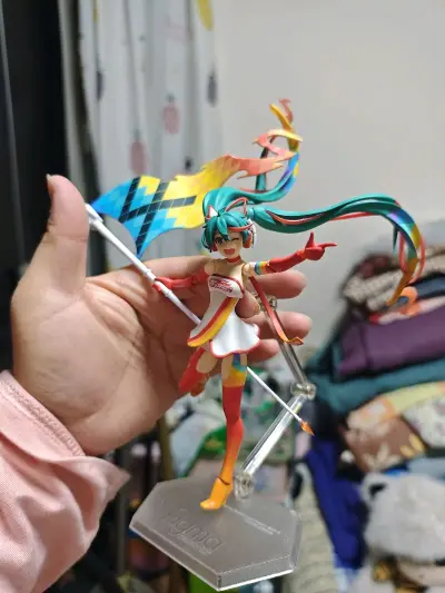 figma 2016赛车初音堪称可动手办中的精品，设计与做工都极具诚意 。以TeamUKYO自行车队为主题，服饰以黑绿为主调，搭配渐变色长发，动感十足 。全高约140mm，关节灵活，关键部位用软质材料，摆姿自然不违和 。配件丰富，含两种表情、水壶、可组装自行车与专用...figma 2016赛车初音堪称可动手办中的精品，设计与做工都极具诚意 。以TeamUKYO自行车队为主题，服饰以黑绿为主调，搭配渐变色长发，动感十足 。全高约140mm，关节灵活，关键部位用软质材料，摆姿自然不违和 。配件丰富，含两种表