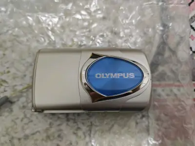 很新的奥林巴斯蓝盾，这款在国内已经很火了价格也比较高，在挖煤姬上蹲一蹲还能买到好价，拍出来成片很复古，造型也很特别，价格合适还是很值得买的