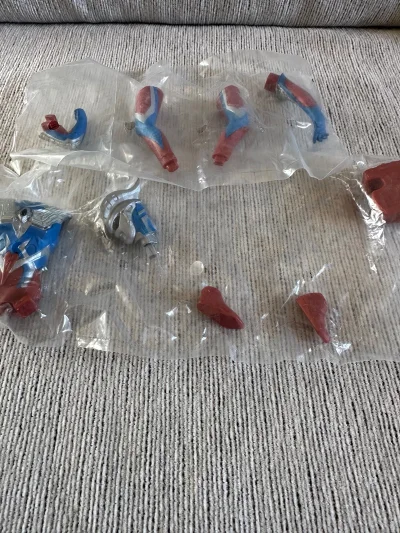 在挖煤姬买的东西又到了  这次在平台的雅虎日拍拍了一些赛文奥特曼的周边  都是些非常精美的小物件  特别喜欢  打包的很好 没有损坏  物流选择的是epl快递  十几天就到手了 买的时候还用了优惠券省了一些钱  总体非常满意！