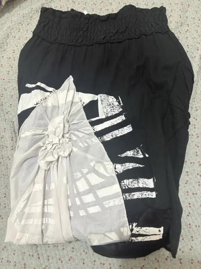 这次淘到一件黑白配色解构半裙，很酷飒，很适合日常穿出门，很喜欢！很常穿！国内很多裙子码数太小了，海淘到的很多裙子真的很适合我！用挖煤真的好幸福！物流其实也很快，不用等多久！下次会继续购入！