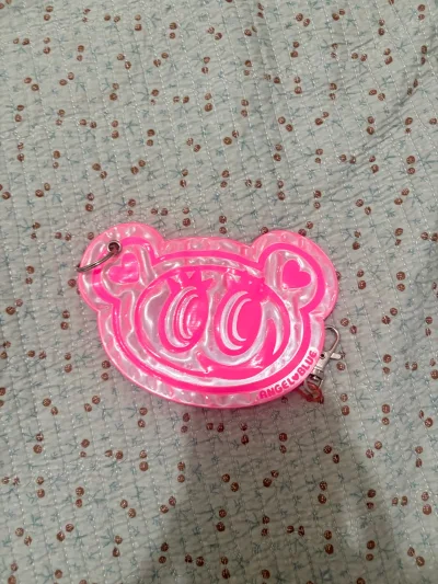 这次淘到一件很可爱的angel blue中古卡包兼钥匙包一体的小包～荧光粉色非常吸睛亮眼，卡套本身的形态就是中村君的整个形态，真的超级萌，挂在自己的大包上真的很实用！挖煤淘一些小的配饰和真的很方便，也有竹蜻蜓专线可以走，到货很快！