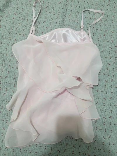 这次淘到一件超美的水粉色吊带，三层波浪内里有内衬，很仙气，质感很好，超级显白显气质，而且超级好价！刚好现在快夏天了可以穿上，挖煤识别搜索总是能精确找到一些我想要的温柔系，y2k的衣服，每周都会下单，上瘾了～仓促打包物流都很好！