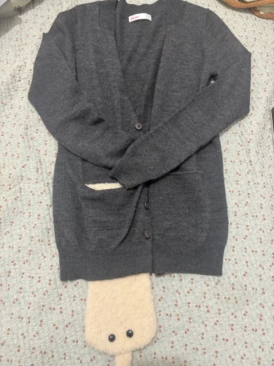 这次淘到一件超可爱的袋子里是玩偶的针织衫～非常亲肤和百搭，适合春天和春夏之交，把手放进去也是很保暖的，互动性和玩味性强，穿出去被人夸很特别！真的非常爱挖煤！总是能让我找到适合我的衣服！合单通过也很快，打包很牢固！下次继续！