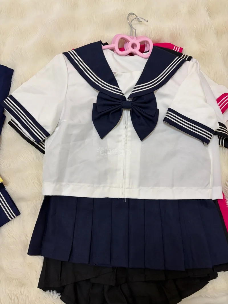 家人们！这次海淘水手服真的挖到宝了！衣服到手质感直接惊艳我，面料软乎乎的很舒服，版型巨显腰细，穿上秒变元气JK少女！物流速度超给力，包装也很严实，完全没有损坏，细节做工都在线，和图片里的一模一样，没有色差没有瑕疵！真的太爱了，已经开始期待下一次海淘啦～