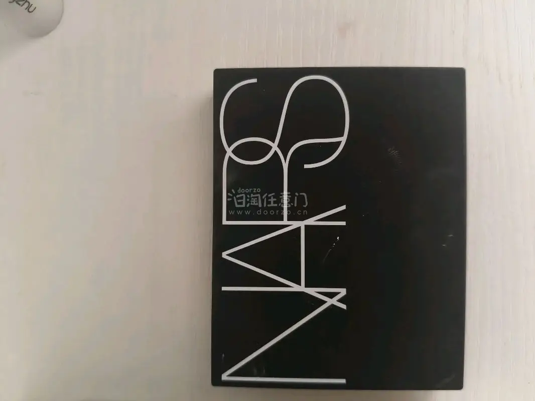 春日踏春的快乐，一半是好天气给的，另一半是挖煤姬淘来的宝贝给的！这次挖到的粉饼和娃娃，直接承包了我整个春天的出门幸福感 春天出门拍照，怎么能少得了可爱的娃娃当拍照搭子！在挖煤姬淘到的毛绒娃娃，直接成了我踏春的专属拍照道具！