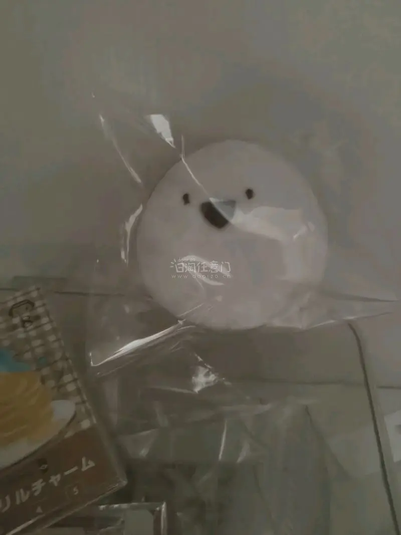 春日踏春的快乐，一半是好天气给的，另一半是挖煤姬淘来的宝贝给的！这次挖到的粉饼和娃娃，直接承包了我整个春天的出门幸福感 春天出门拍照，怎么能少得了可爱的娃娃当拍照搭子！在挖煤姬淘到的毛绒娃娃，直接成了我踏春的专属拍照道具！