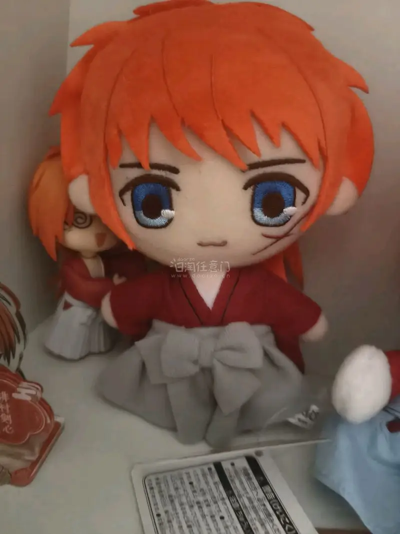 春日踏春的快乐，一半是好天气给的，另一半是挖煤姬淘来的宝贝给的！这次挖到的粉饼和娃娃，直接承包了我整个春天的出门幸福感 春天出门拍照，怎么能少得了可爱的娃娃当拍照搭子！在挖煤姬淘到的毛绒娃娃，直接成了我踏春的专属拍照道具！