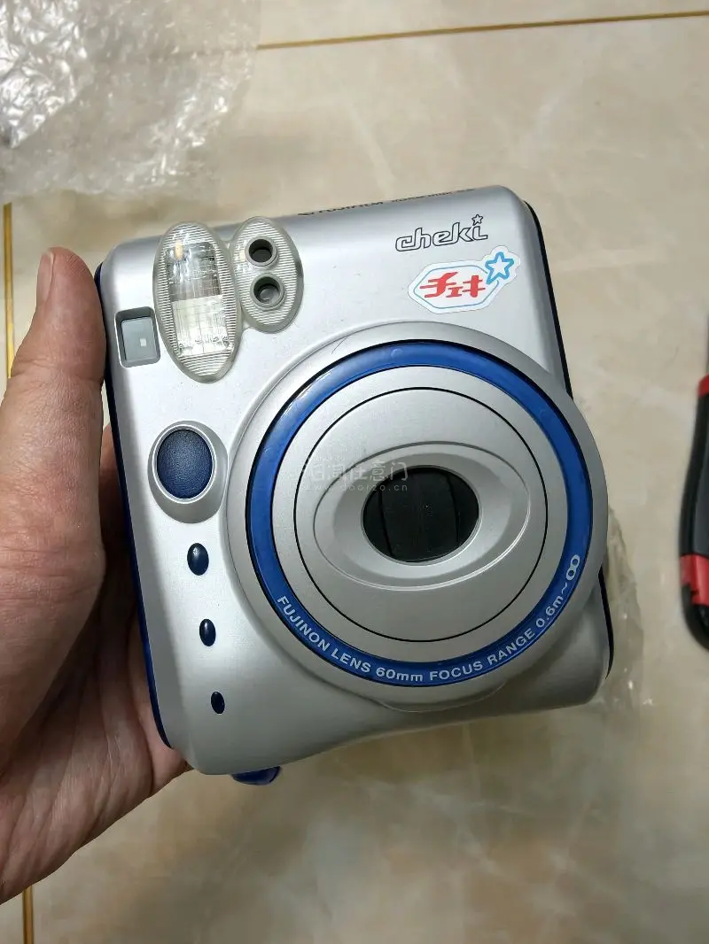 在挖煤姬上面淘的这两个拍立得成色都很满意，非常适合出去游玩。而且价格很划算！！！功能检查了，都是好的。成片效果非常满意，强烈推荐挖煤姬，强烈推荐这两个型号，mini 55和 mini 10。性价比高，拍照效果完全不输新代机！！！！拍照非常清晰，色彩浓郁！