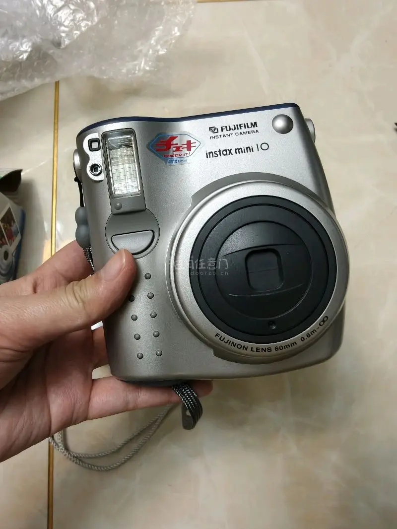 在挖煤姬上面淘的这两个拍立得成色都很满意，非常适合出去游玩。而且价格很划算！！！功能检查了，都是好的。成片效果非常满意，强烈推荐挖煤姬，强烈推荐这两个型号，mini 55和 mini 10。性价比高，拍照效果完全不输新代机！！！！拍照非常清晰，色彩浓郁！