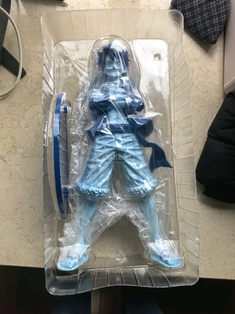 这个大路飞又大又重，蓝色也有不同的潮流风格，当然彩色的那款是最棒的。这款性价比很高，是所有路飞手办里我最喜欢的一款，同时挖煤姬也给了我买到它的机会，以后我还会继续支持，谢谢。




