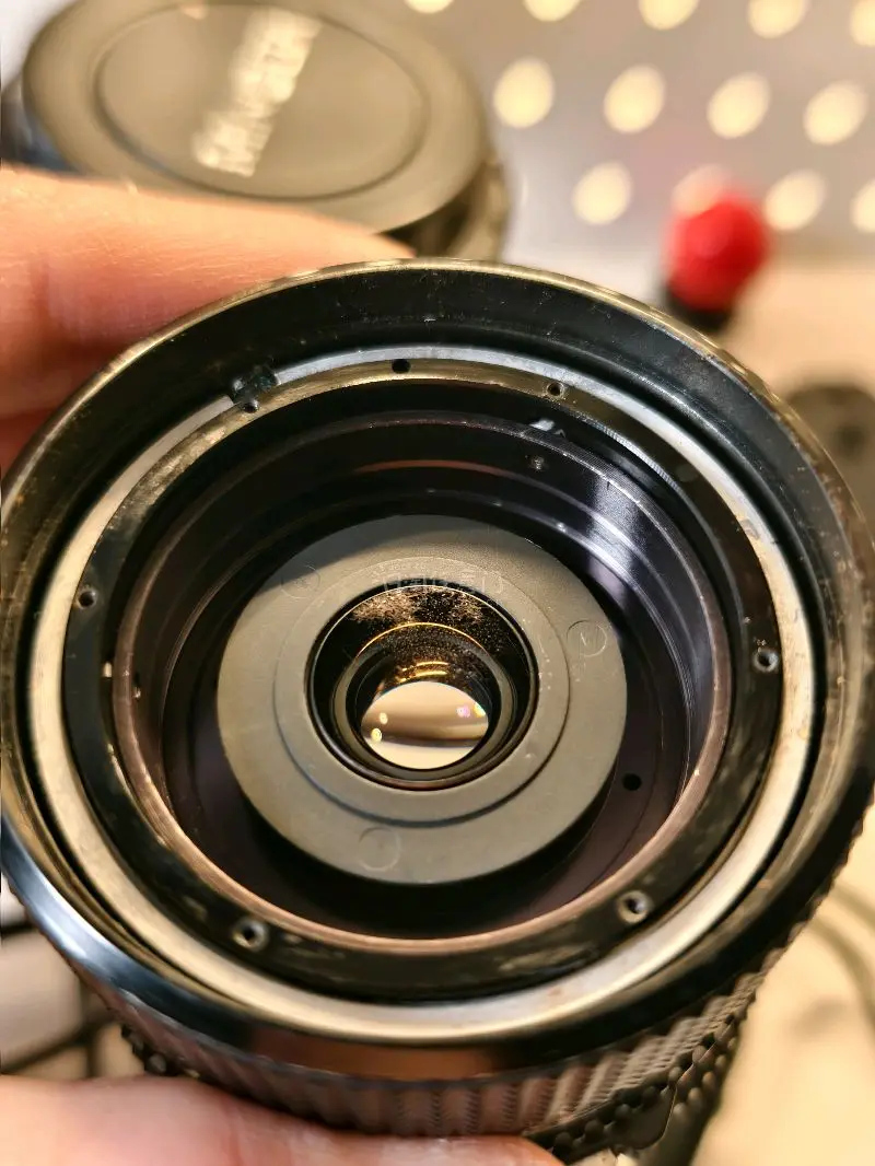 柔美散景：这是它最大的魅力。全开光圈就有不错的锐度，收缩到F5.6时锐度极佳。它的虚化效果被很多用户形容为“奶油感”，背景过渡丝滑，能把人像拍得特别有氛围。”
做工轻便：镜身小巧，重量只有325克左右，不压手。
对焦环手感丝滑细腻，转动起来很舒服。
色彩淡雅：成像颜...柔美散景：这是它最大的魅力。全开光圈就有不错的锐度，收缩到F5.6时锐度极佳。它的虚化效果被很多用户形容为“奶油感”，背景过渡丝滑，能把人像拍得特别有氛围。”
做工轻便：镜身小巧，重量只有325克左右，不压手。
对焦环手感丝滑细腻，转动起