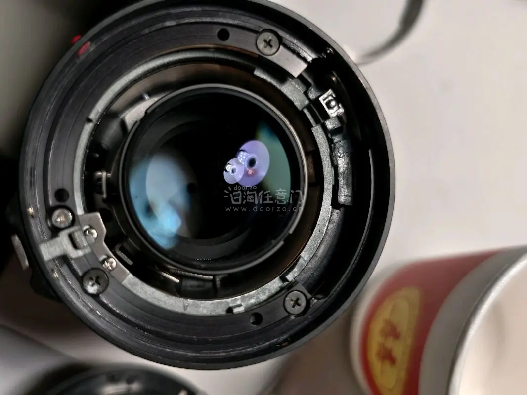 柔美散景：这是它最大的魅力。全开光圈就有不错的锐度，收缩到F5.6时锐度极佳。它的虚化效果被很多用户形容为“奶油感”，背景过渡丝滑，能把人像拍得特别有氛围。”
做工轻便：镜身小巧，重量只有325克左右，不压手。
对焦环手感丝滑细腻，转动起来很舒服。
色彩淡雅：成像颜...柔美散景：这是它最大的魅力。全开光圈就有不错的锐度，收缩到F5.6时锐度极佳。它的虚化效果被很多用户形容为“奶油感”，背景过渡丝滑，能把人像拍得特别有氛围。”
做工轻便：镜身小巧，重量只有325克左右，不压手。
对焦环手感丝滑细腻，转动起