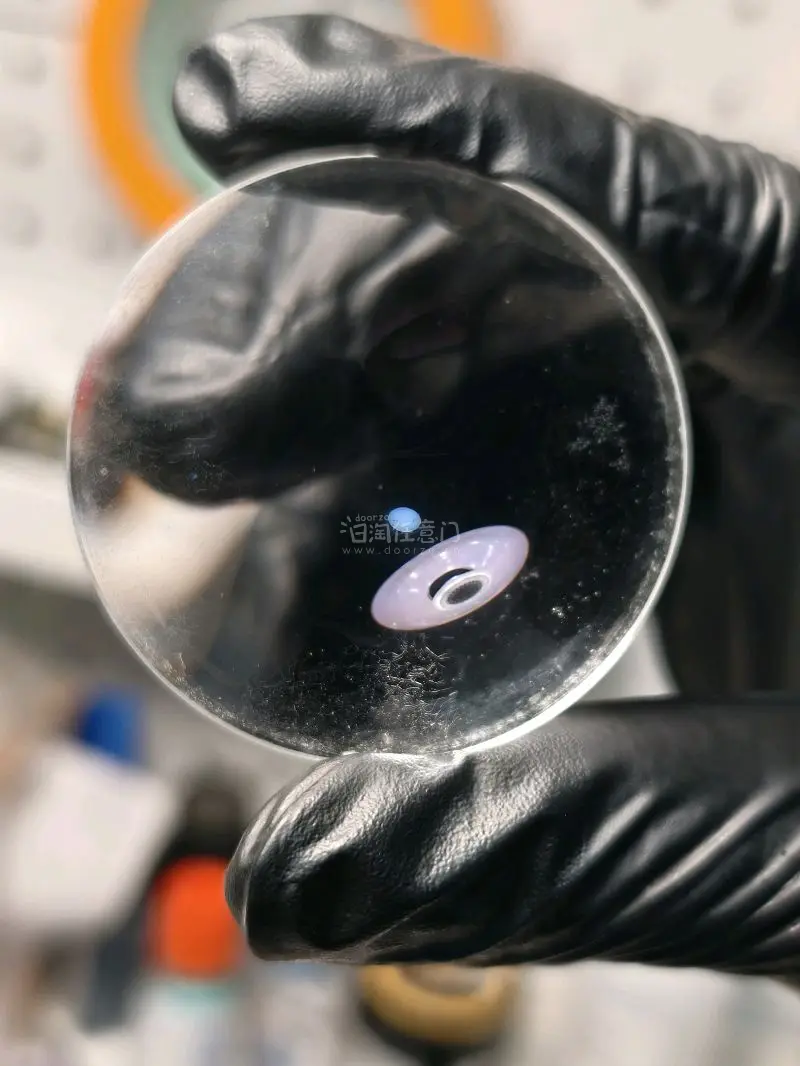 柔美散景：这是它最大的魅力。全开光圈就有不错的锐度，收缩到F5.6时锐度极佳。它的虚化效果被很多用户形容为“奶油感”，背景过渡丝滑，能把人像拍得特别有氛围。”
做工轻便：镜身小巧，重量只有325克左右，不压手。
对焦环手感丝滑细腻，转动起来很舒服。
色彩淡雅：成像颜...柔美散景：这是它最大的魅力。全开光圈就有不错的锐度，收缩到F5.6时锐度极佳。它的虚化效果被很多用户形容为“奶油感”，背景过渡丝滑，能把人像拍得特别有氛围。”
做工轻便：镜身小巧，重量只有325克左右，不压手。
对焦环手感丝滑细腻，转动起