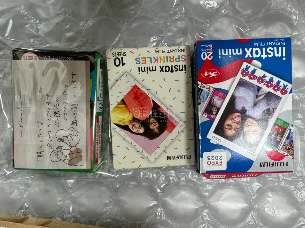 ✨富士instax mini相纸太绝了！大阪世博会限定款颜值拉满，糖针款清新可爱，成像清晰细腻、色彩饱满，出片氛围感直接拉满，海淘入手超划算，拍立得爱好者必冲！