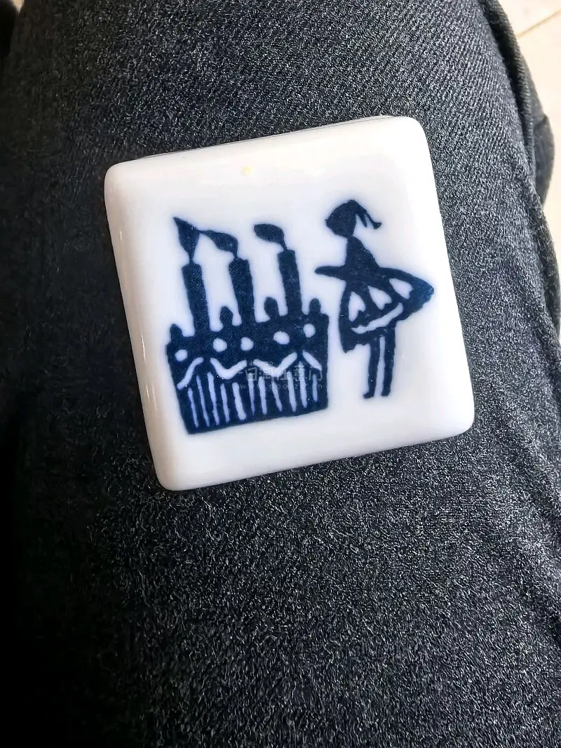 青花纹样清新灵动，小女孩与蛋糕的图案童趣满满，瓷质温润细腻，做工精致，是超治愈的可爱小物！挖煤姬太靠谱啦！ 带这这枚印章和朋友们相约咖啡馆一起做手帐，春日相聚，相约暖暖。 物流超快，包装严实无破损，商品和描述完全一致，客服贴心，海淘体验满分，会无限回购！



