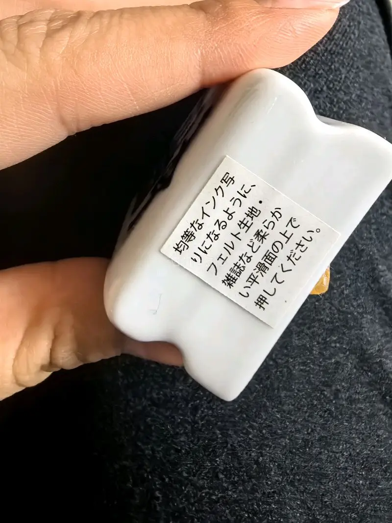 青花纹样清新灵动，小女孩与蛋糕的图案童趣满满，瓷质温润细腻，做工精致，是超治愈的可爱小物！挖煤姬太靠谱啦！ 带这这枚印章和朋友们相约咖啡馆一起做手帐，春日相聚，相约暖暖。 物流超快，包装严实无破损，商品和描述完全一致，客服贴心，海淘体验满分，会无限回购！



