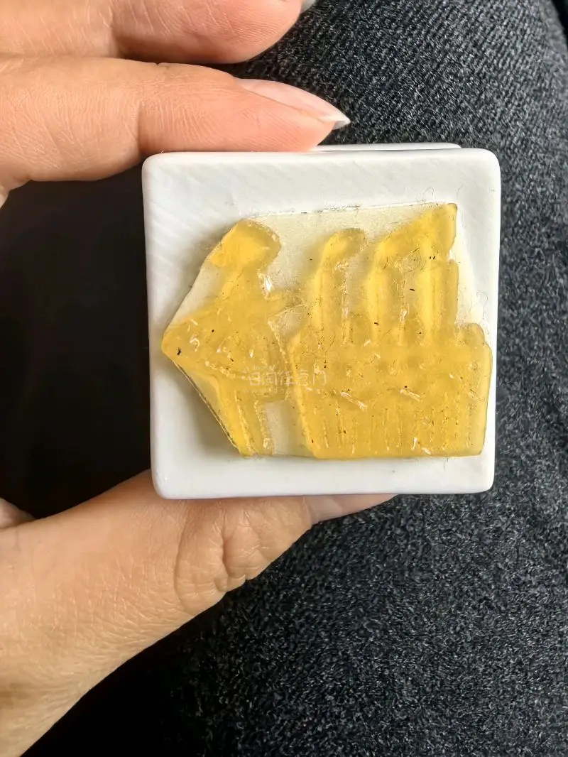 青花纹样清新灵动，小女孩与蛋糕的图案童趣满满，瓷质温润细腻，做工精致，是超治愈的可爱小物！挖煤姬太靠谱啦！ 带这这枚印章和朋友们相约咖啡馆一起做手帐，春日相聚，相约暖暖。 物流超快，包装严实无破损，商品和描述完全一致，客服贴心，海淘体验满分，会无限回购！



