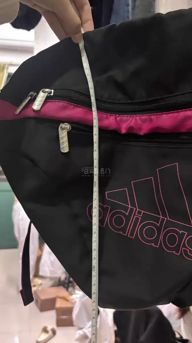 adidas的斜挎胸包真的太好用了！两款设计都很经典，黑灰款简约百搭，黑粉款个性吸睛。 单肩斜挎设计解放双手，分区口袋收纳方便，面料耐磨抗造，日常通勤、运动出行都超合适，颜值和实用性拉满，购物体验超棒，强烈推荐！


