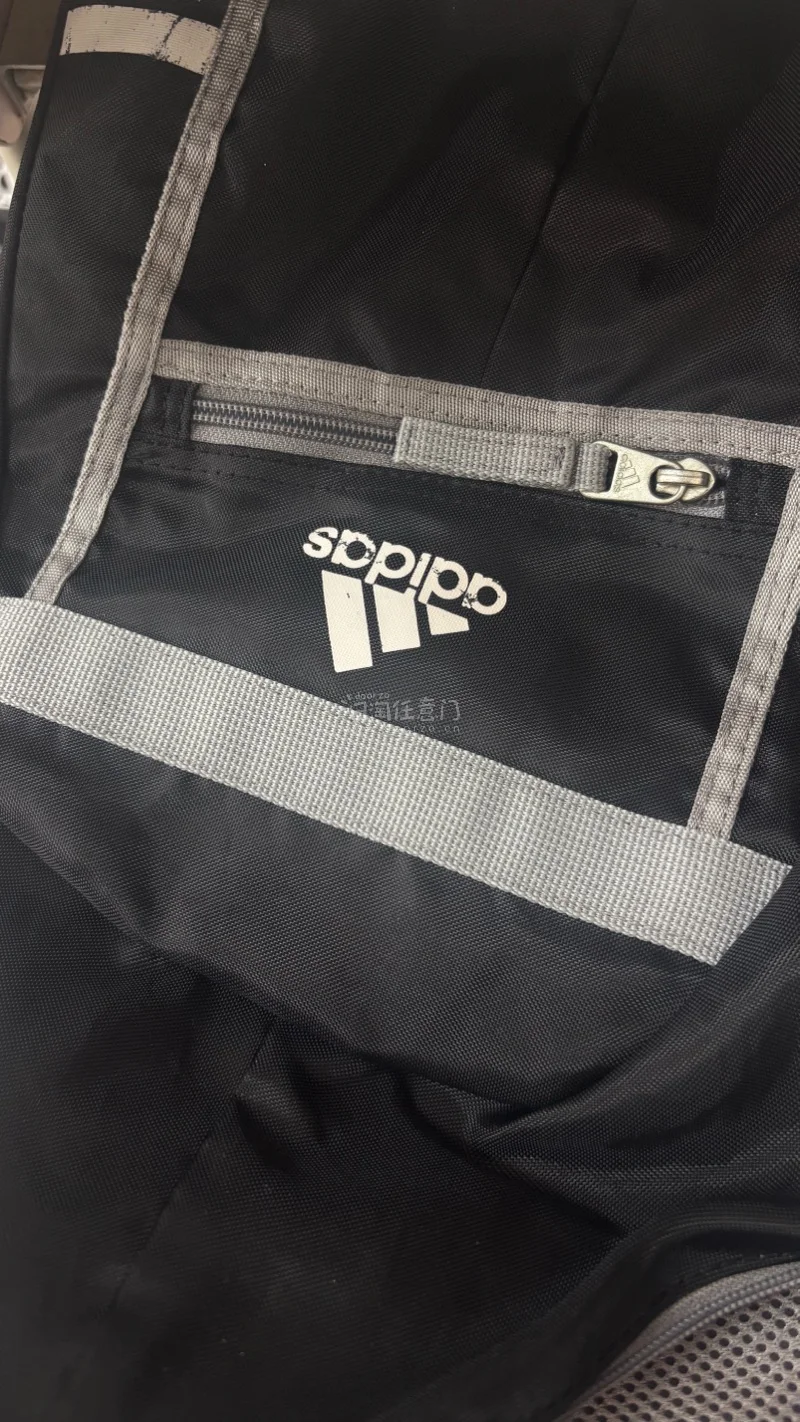 adidas的斜挎胸包真的太好用了！两款设计都很经典，黑灰款简约百搭，黑粉款个性吸睛。 单肩斜挎设计解放双手，分区口袋收纳方便，面料耐磨抗造，日常通勤、运动出行都超合适，颜值和实用性拉满，购物体验超棒，强烈推荐！


