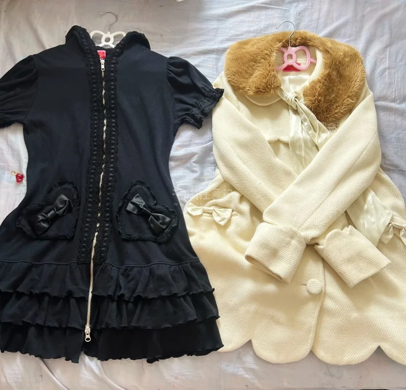 虽然已经到了夏季，但是我还是想说，最近在挖煤姬淘到了我的冬日本命两件套和一枚戒指，必须来安利一下！
首先是一件生成色的大衣外套 摸起来超级软糯舒服，而且状态非常棒，包装的超级好！
其次是一件连帽衫，上面都是樱桃图片的蕾丝花边，还有爱心口袋，ヾ(｡･ω･｡)下摆也是层...虽然已经到了夏季，但是我还是想说，最近在挖煤姬淘到了我的冬日本命两件套和一枚戒指，必须来安利一下！
首先是一件生成色的大衣外套 摸起来超级软糯舒服，而且状态非常棒，包装的超级好！
其次是一件连帽衫，上面都是樱桃图片的蕾丝花边，还有爱心口袋