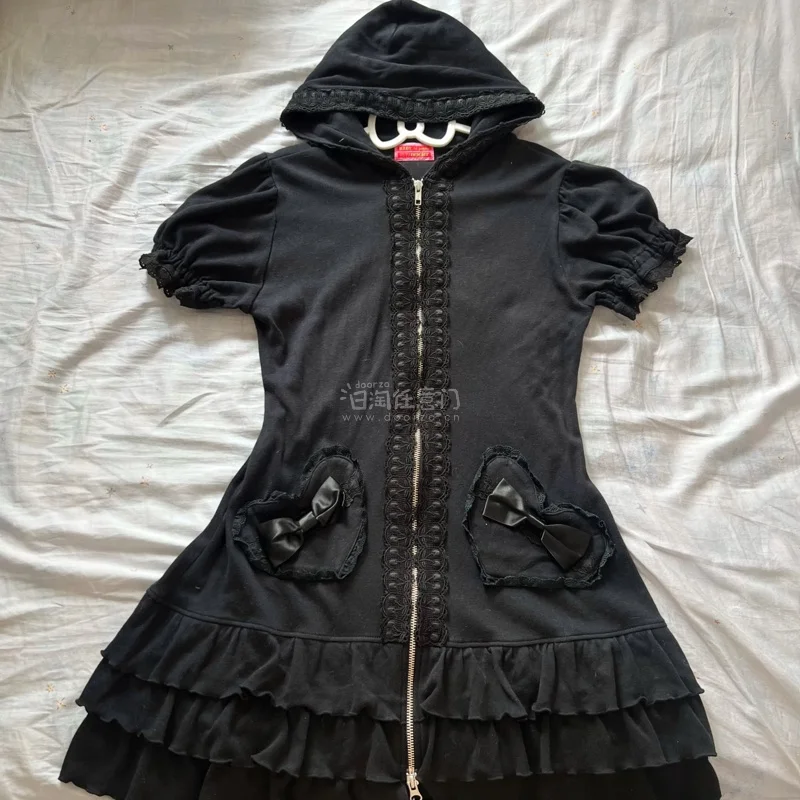 虽然已经到了夏季，但是我还是想说，最近在挖煤姬淘到了我的冬日本命两件套和一枚戒指，必须来安利一下！
首先是一件生成色的大衣外套 摸起来超级软糯舒服，而且状态非常棒，包装的超级好！
其次是一件连帽衫，上面都是樱桃图片的蕾丝花边，还有爱心口袋，ヾ(｡･ω･｡)下摆也是层...虽然已经到了夏季，但是我还是想说，最近在挖煤姬淘到了我的冬日本命两件套和一枚戒指，必须来安利一下！
首先是一件生成色的大衣外套 摸起来超级软糯舒服，而且状态非常棒，包装的超级好！
其次是一件连帽衫，上面都是樱桃图片的蕾丝花边，还有爱心口袋