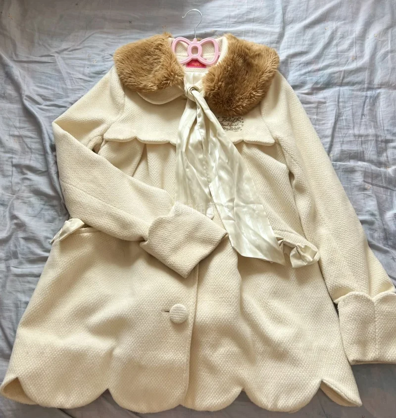 虽然已经到了夏季，但是我还是想说，最近在挖煤姬淘到了我的冬日本命两件套和一枚戒指，必须来安利一下！
首先是一件生成色的大衣外套 摸起来超级软糯舒服，而且状态非常棒，包装的超级好！
其次是一件连帽衫，上面都是樱桃图片的蕾丝花边，还有爱心口袋，ヾ(｡･ω･｡)下摆也是层...虽然已经到了夏季，但是我还是想说，最近在挖煤姬淘到了我的冬日本命两件套和一枚戒指，必须来安利一下！
首先是一件生成色的大衣外套 摸起来超级软糯舒服，而且状态非常棒，包装的超级好！
其次是一件连帽衫，上面都是樱桃图片的蕾丝花边，还有爱心口袋