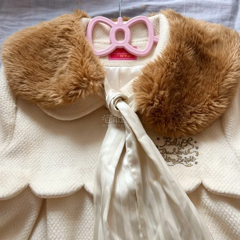 虽然已经到了夏季，但是我还是想说，最近在挖煤姬淘到了我的冬日本命两件套和一枚戒指，必须来安利一下！
首先是一件生成色的大衣外套 摸起来超级软糯舒服，而且状态非常棒，包装的超级好！
其次是一件连帽衫，上面都是樱桃图片的蕾丝花边，还有爱心口袋，ヾ(｡･ω･｡)下摆也是层...虽然已经到了夏季，但是我还是想说，最近在挖煤姬淘到了我的冬日本命两件套和一枚戒指，必须来安利一下！
首先是一件生成色的大衣外套 摸起来超级软糯舒服，而且状态非常棒，包装的超级好！
其次是一件连帽衫，上面都是樱桃图片的蕾丝花边，还有爱心口袋