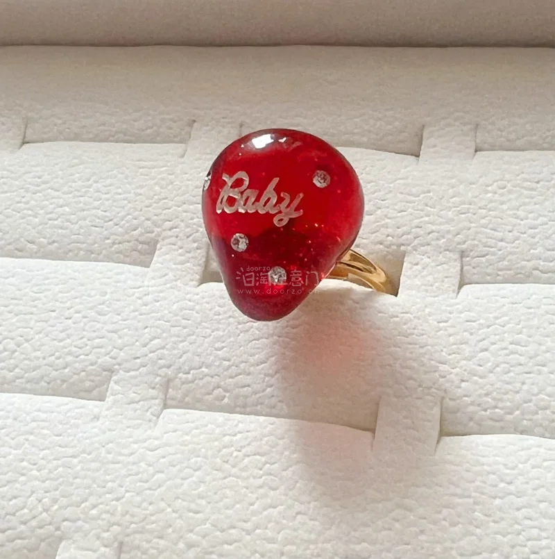 虽然已经到了夏季，但是我还是想说，最近在挖煤姬淘到了我的冬日本命两件套和一枚戒指，必须来安利一下！
首先是一件生成色的大衣外套 摸起来超级软糯舒服，而且状态非常棒，包装的超级好！
其次是一件连帽衫，上面都是樱桃图片的蕾丝花边，还有爱心口袋，ヾ(｡･ω･｡)下摆也是层...虽然已经到了夏季，但是我还是想说，最近在挖煤姬淘到了我的冬日本命两件套和一枚戒指，必须来安利一下！
首先是一件生成色的大衣外套 摸起来超级软糯舒服，而且状态非常棒，包装的超级好！
其次是一件连帽衫，上面都是樱桃图片的蕾丝花边，还有爱心口袋