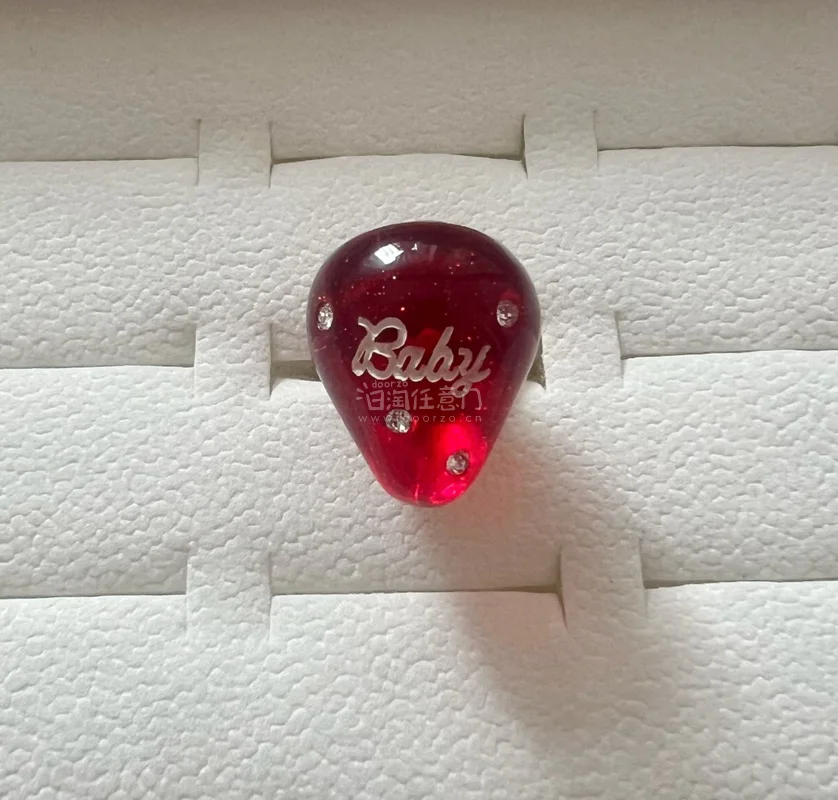 虽然已经到了夏季，但是我还是想说，最近在挖煤姬淘到了我的冬日本命两件套和一枚戒指，必须来安利一下！
首先是一件生成色的大衣外套 摸起来超级软糯舒服，而且状态非常棒，包装的超级好！
其次是一件连帽衫，上面都是樱桃图片的蕾丝花边，还有爱心口袋，ヾ(｡･ω･｡)下摆也是层...虽然已经到了夏季，但是我还是想说，最近在挖煤姬淘到了我的冬日本命两件套和一枚戒指，必须来安利一下！
首先是一件生成色的大衣外套 摸起来超级软糯舒服，而且状态非常棒，包装的超级好！
其次是一件连帽衫，上面都是樱桃图片的蕾丝花边，还有爱心口袋